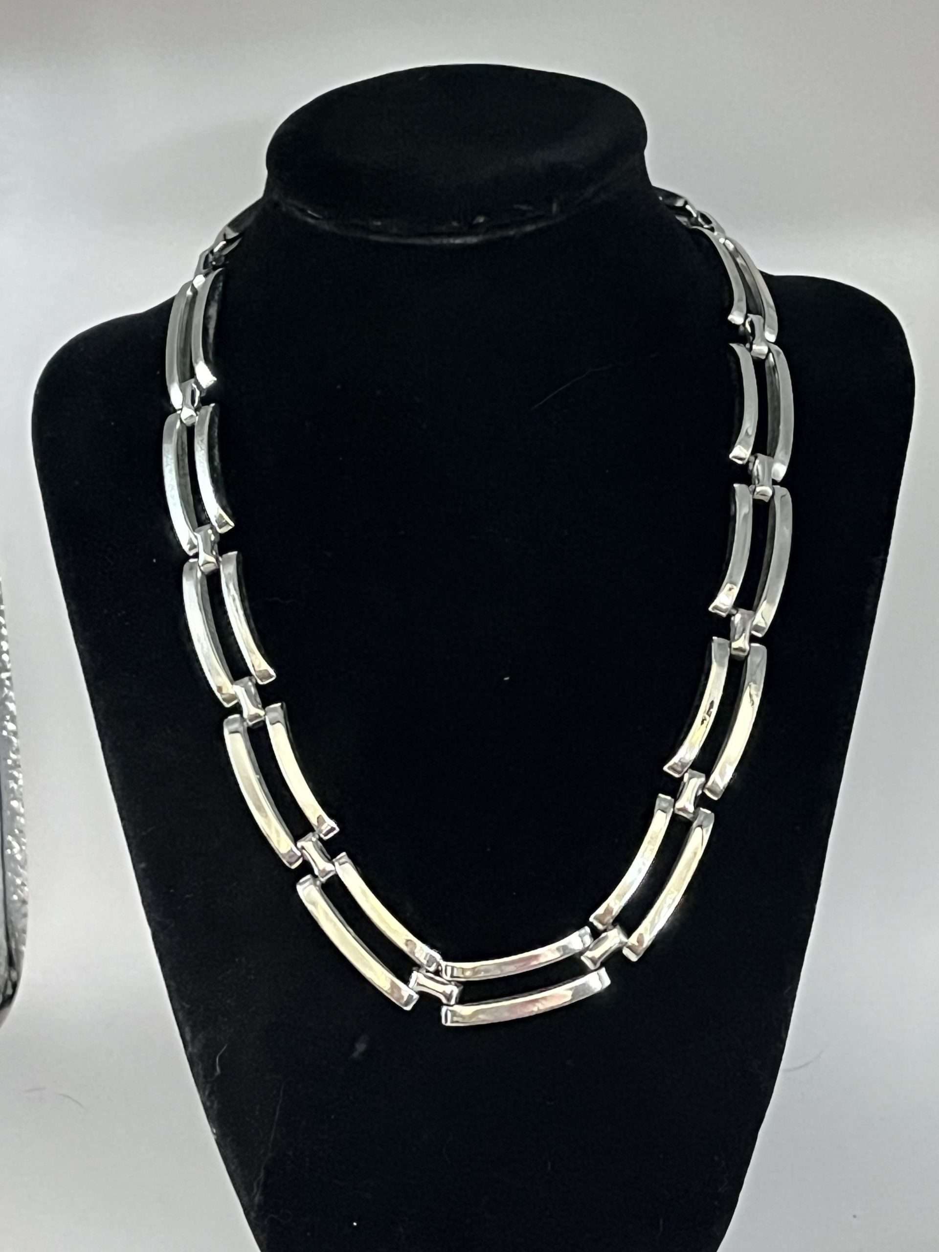 Silver Tone Necklace. Very bright and modern.
