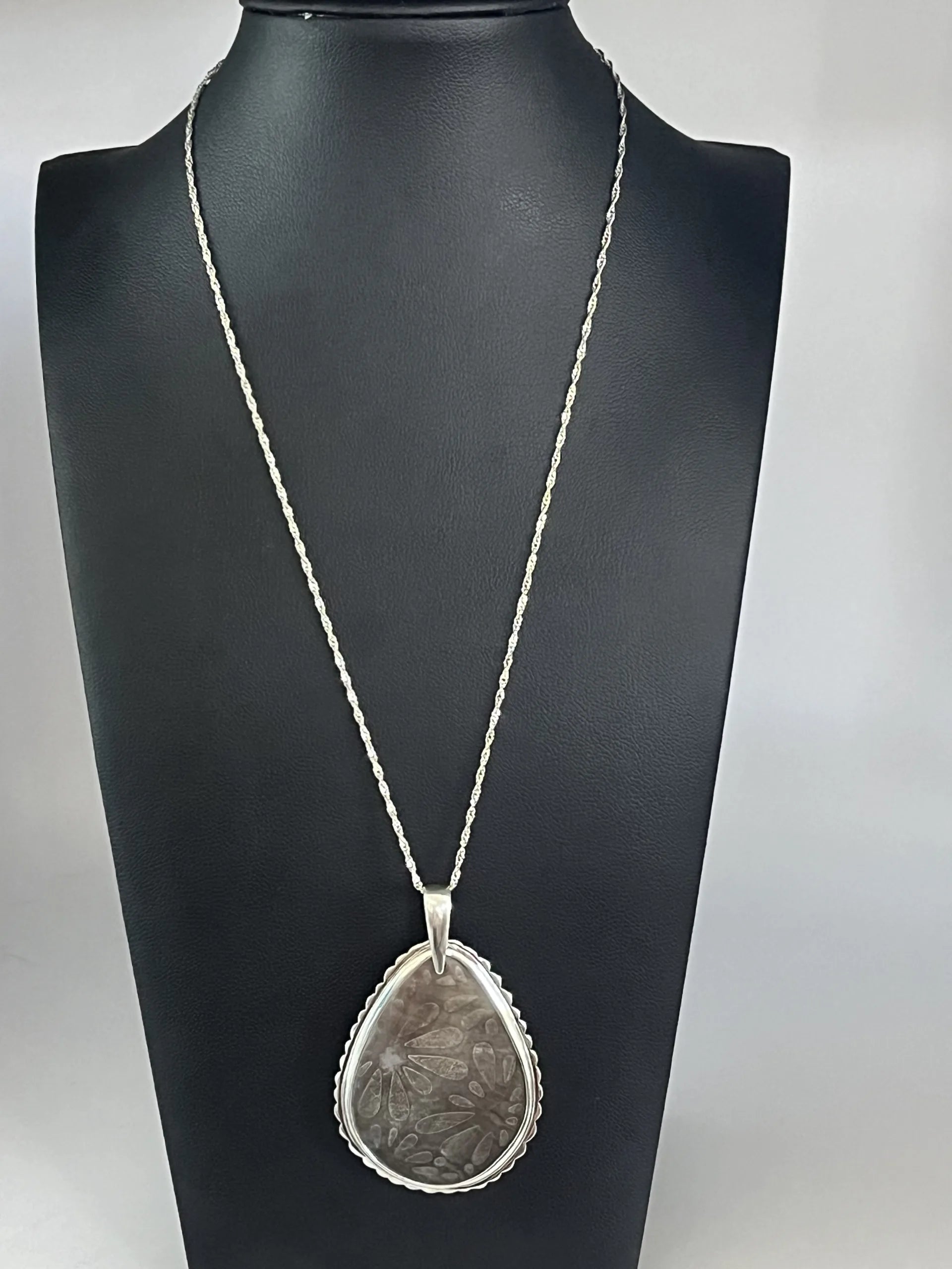 Silpada 925 Sterling 'Earthy Elegance' Etched Pendant Necklace
