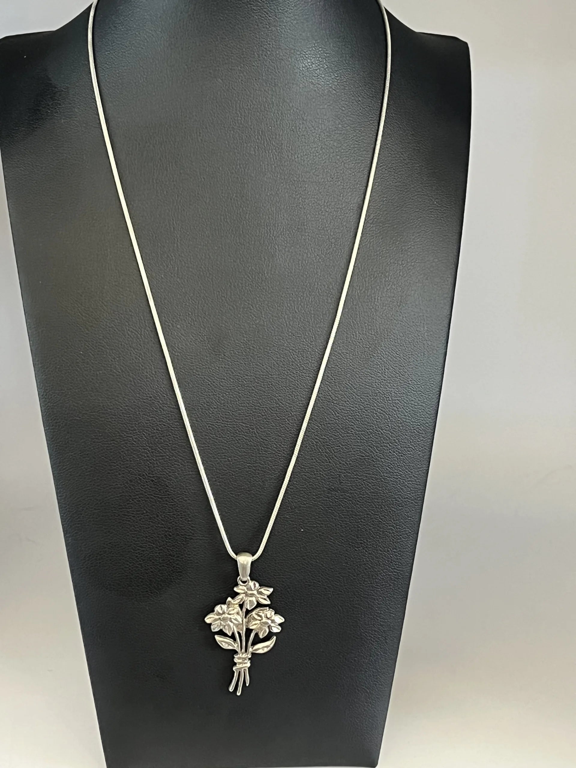Vintage 925 Sterling Silver Floral Pendant Snake Chain Necklace